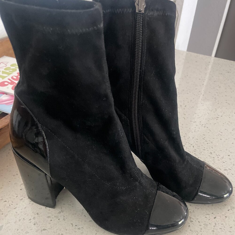 Stunning MIKE Fisher Size 7 M- Black Booties
